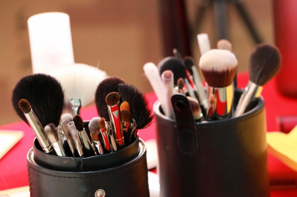 makeup, cosmetics, brush-4424970.jpg